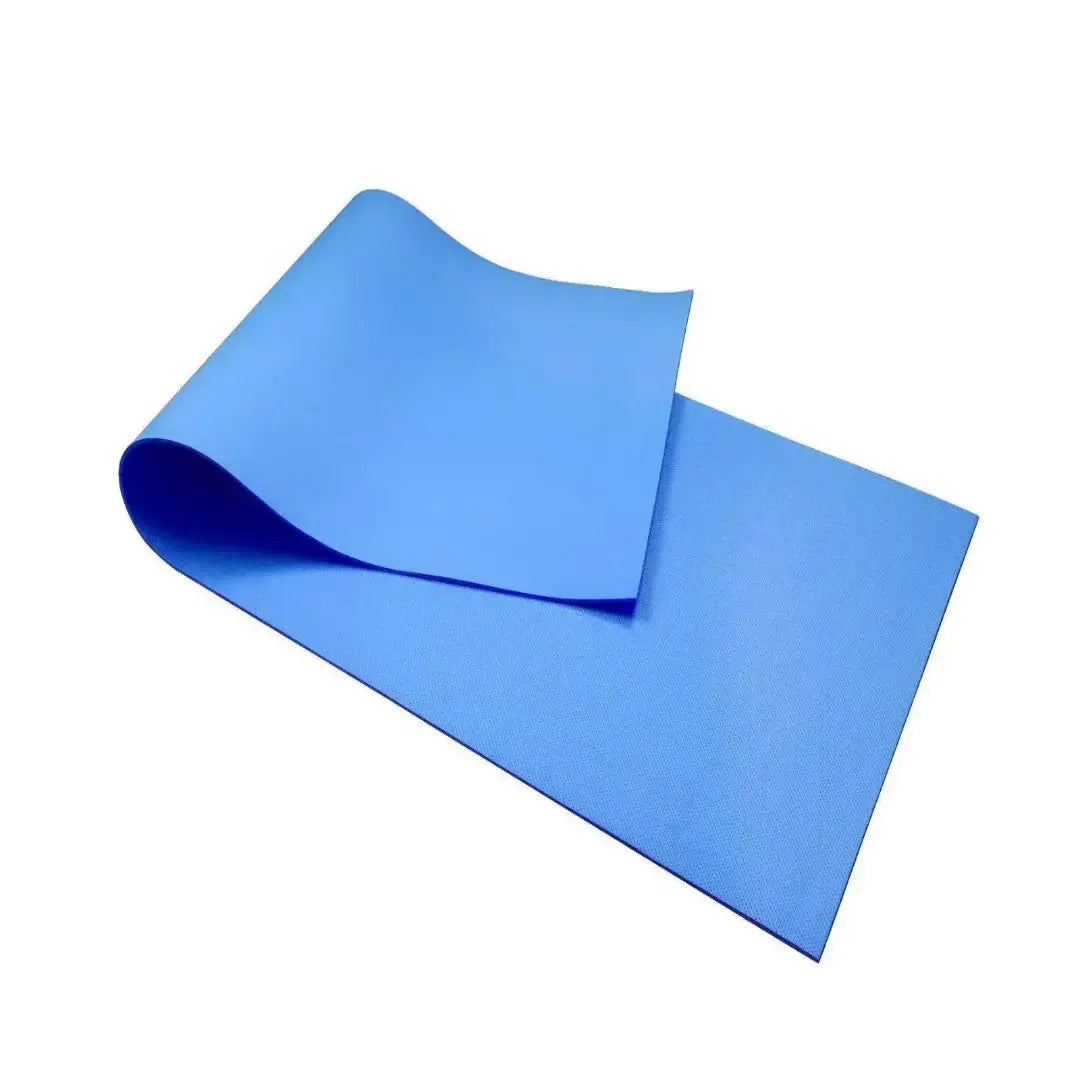 Colchoneta de yoga y pilates hecha de material EVA color azul, superficie texturizada antideslizante para estiramientos y fitness.