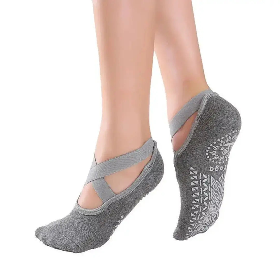 Par de medias antideslizantes color plomo gris para ejercicios de equilibrio, pilates y ensayos de danza descalza.