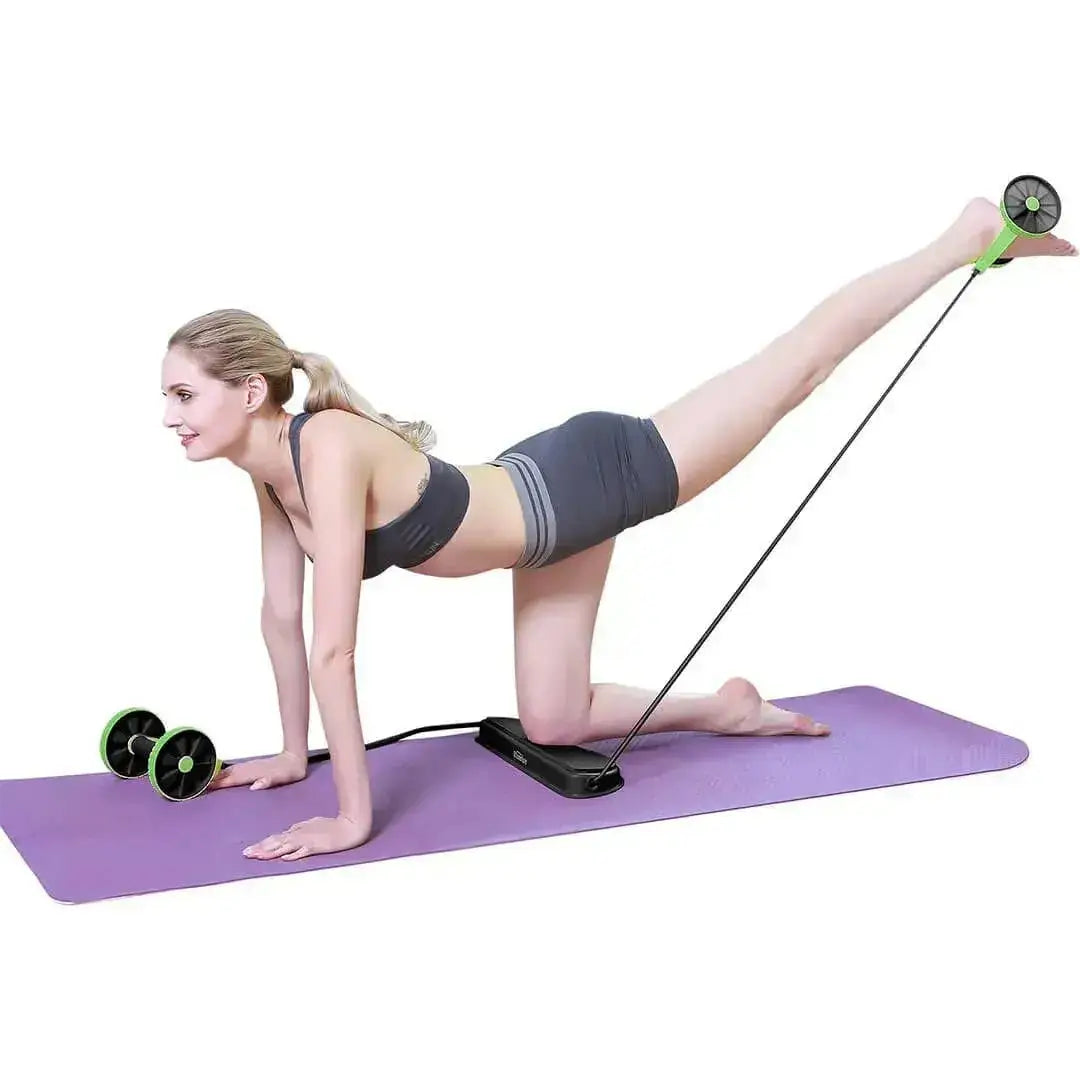 Mujer en posición de cuadrupedia utilizando el sistema elástico Revoflex Xtreme para tonificar piernas y glúteos.