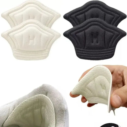 Protectores de talón adhesivos en colores negro y beige mostrando su flexibilidad y colocación dentro de la zapatilla.
