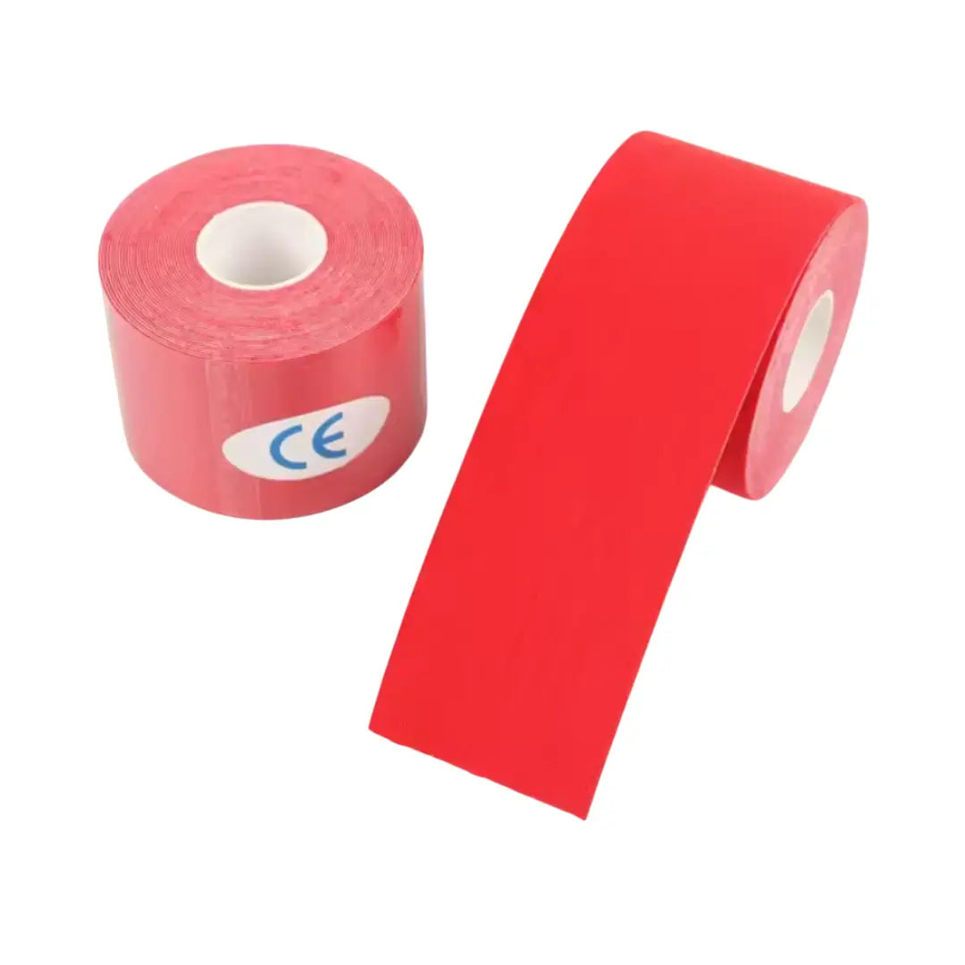 Rollo de cinta kinesiológica de color rojo, vendaje elástico deportivo para alivio del dolor y recuperación de lesiones.