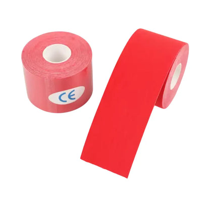Rollo de cinta kinesiológica de color rojo, vendaje elástico deportivo para alivio del dolor y recuperación de lesiones.