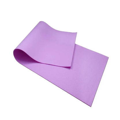 Colchoneta de yoga y pilates hecha de material EVA color morado o púrpura, ideal para rutinas de meditación y entrenamiento funcional.