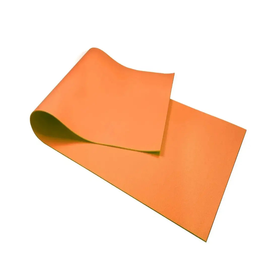 Colchoneta de yoga y pilates hecha de material EVA color naranja brillante para entrenamientos en casa y gimnasio.