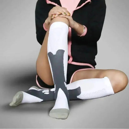 Medias de compresión graduada de 20-30 mmHg en color negro con gris, ideales para running, ciclismo, recuperación muscular y prevención de várices.