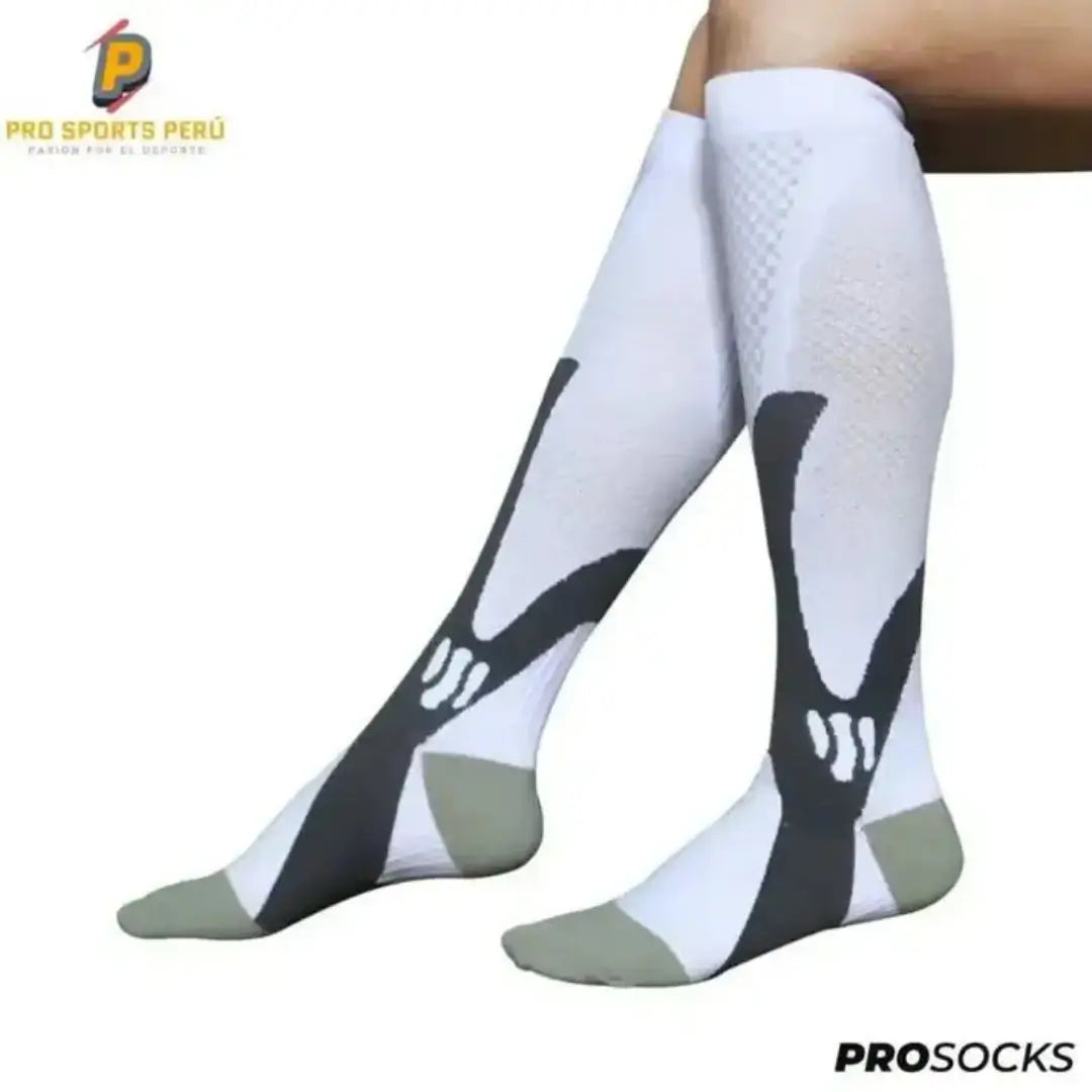 Par de medias de compresión deportivas ProSocks color blanco con gris para running y ciclismo.