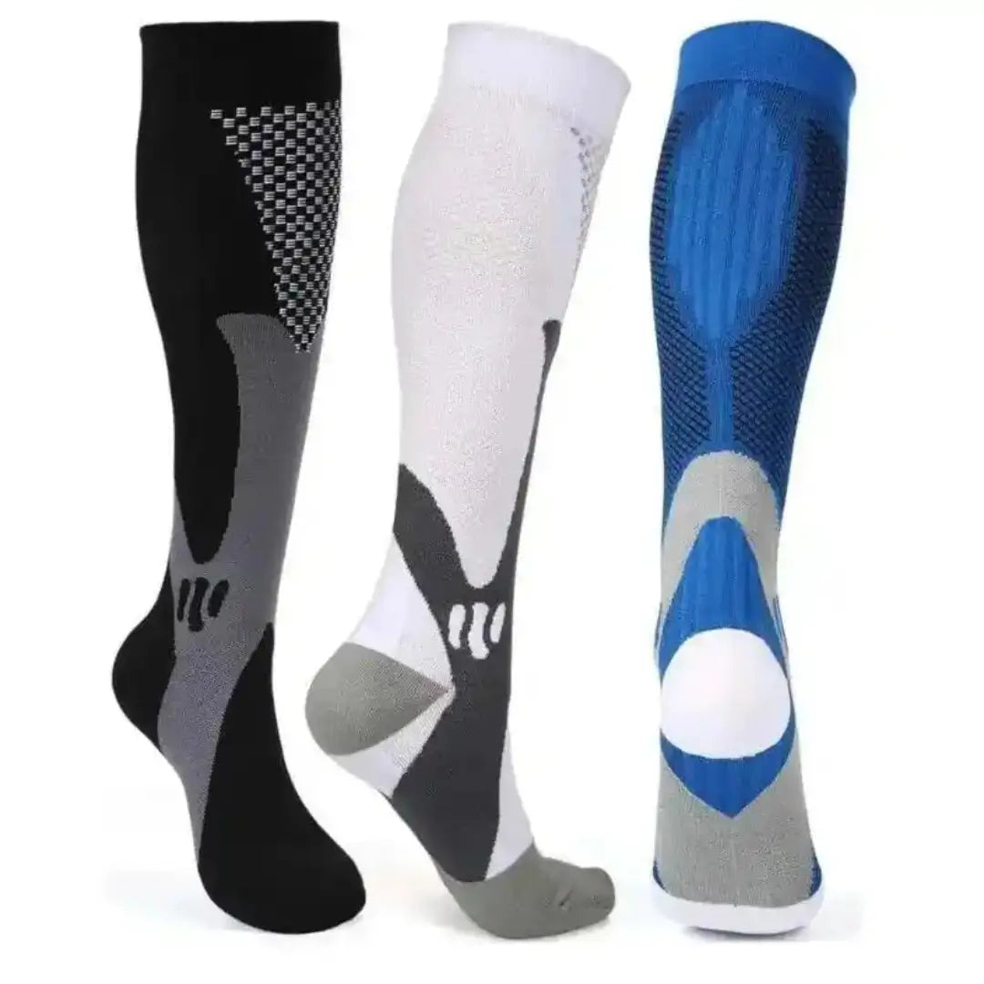 Tres modelos de medias de compresión elásticas exhibidos en colores negro, blanco y azul marino para entrenamiento deportivo.
