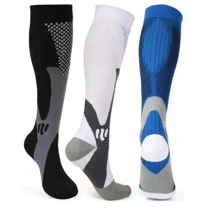 Tres modelos de medias de compresión elásticas exhibidos en colores negro, blanco y azul marino para entrenamiento deportivo.