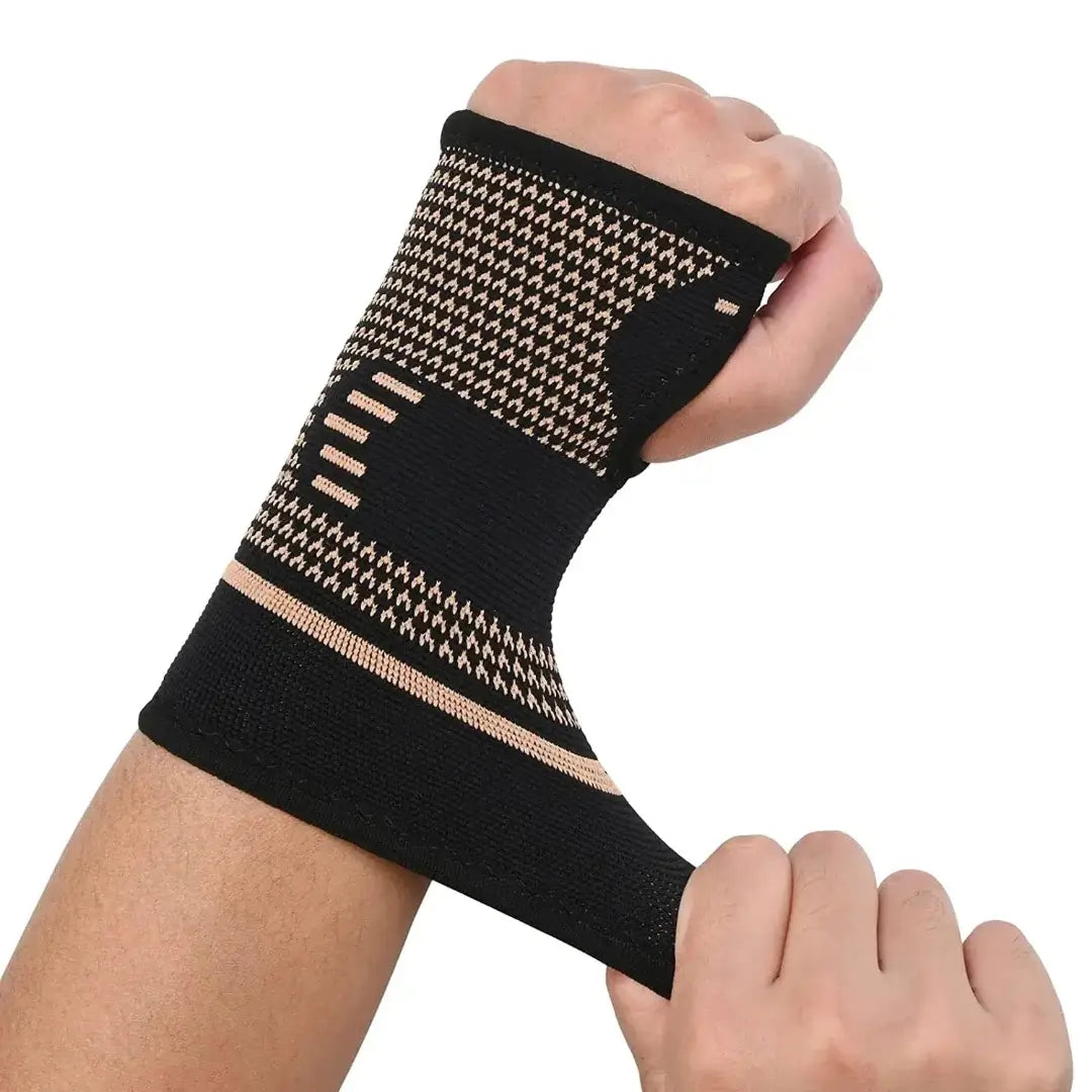 Detalle de la elasticidad y el tejido transpirable de la muñequera deportiva de cobre tipo guante.