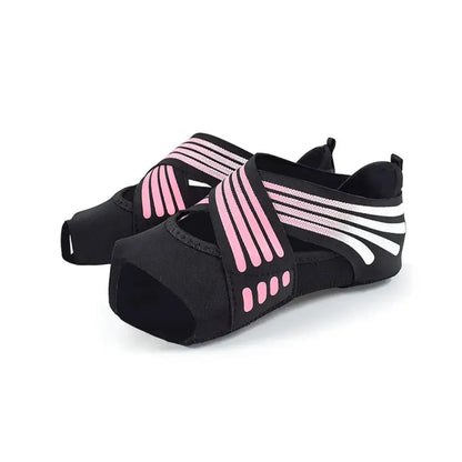 Calzado elástico antideslizante para yoga y entrenamiento funcional color negro con tiras rosadas.