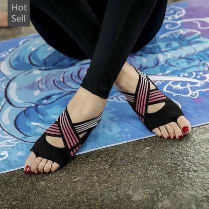 Vista superior del calzado de neopreno para yoga y pilates en color negro con suelas reforzadas y diseño anatómico.