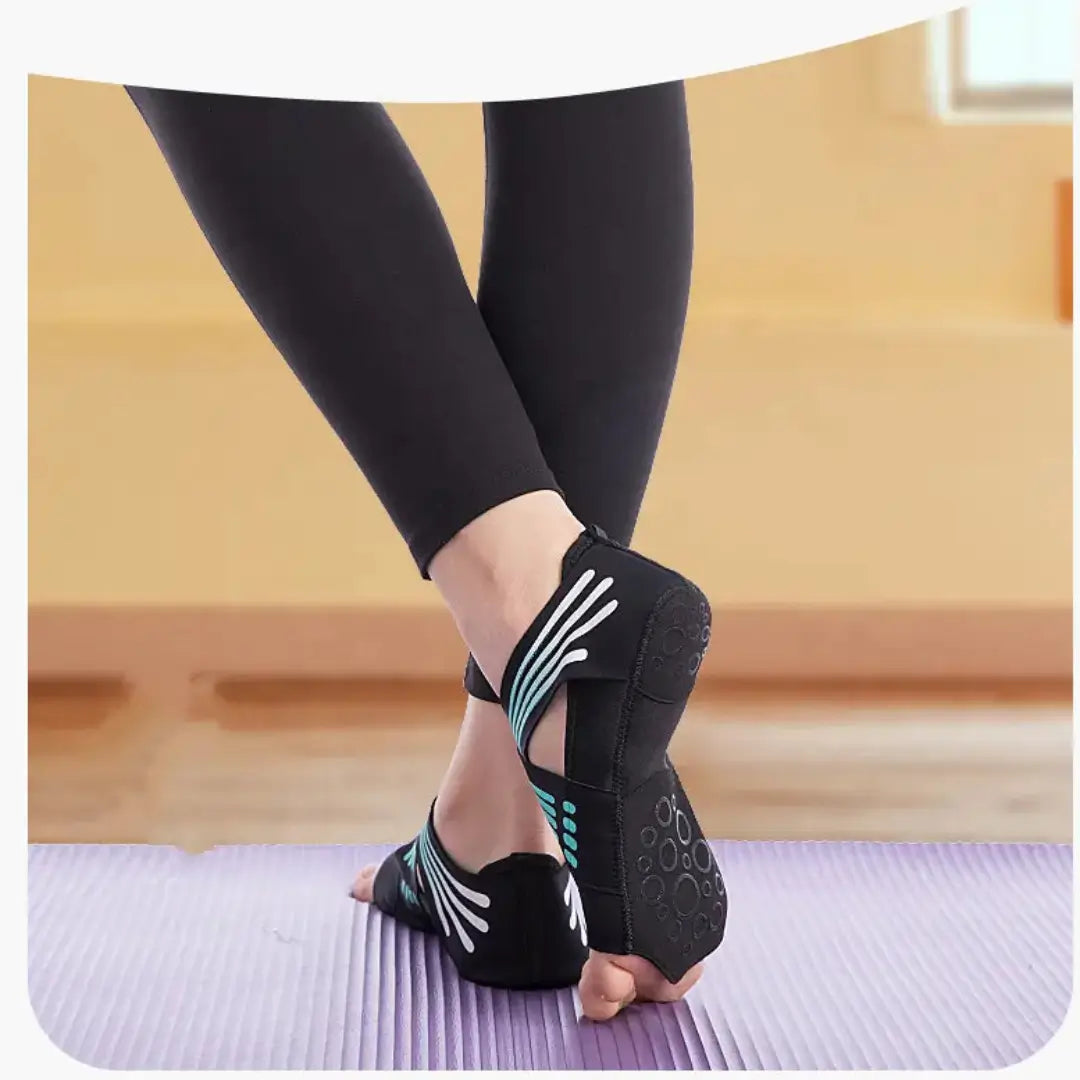 Vista posterior del calzado de yoga destacando los puntos de silicona antideslizante en la planta para máxima estabilidad en pilates.