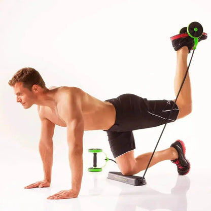 Hombre realizando extensión de piernas y patada de glúteos enganchando la rueda del Revoflex Xtreme en el pie.
