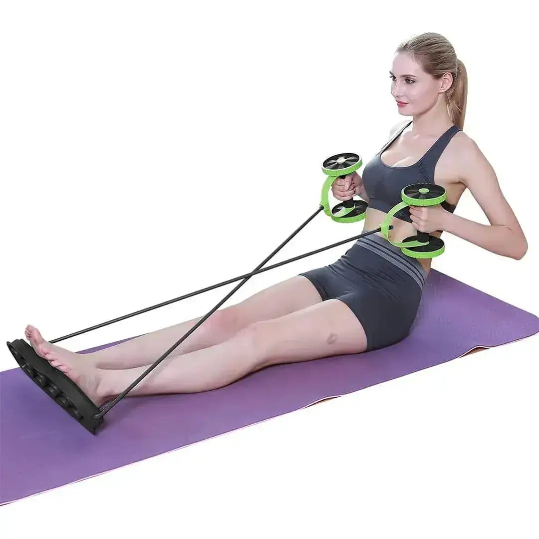 Mujer sentada sobre un mat realizando ejercicio de remo para espalda y bíceps jalando las ligas del rodillo Revoflex.
