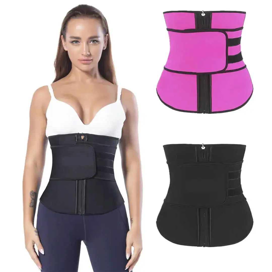 Modelo luciendo faja reductora de neopreno para mujer junto a muestras del producto en colores negro y fucsia brillante.