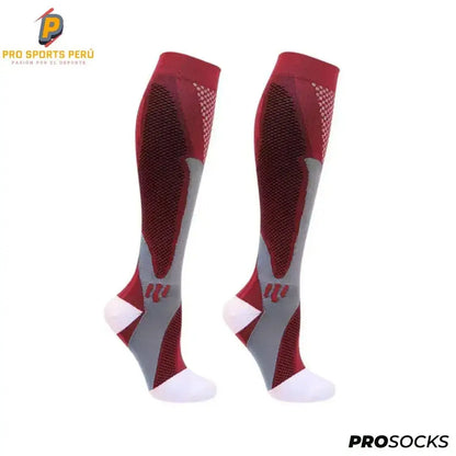 Par de medias de compresión graduada ProSocks color burdeos vino con gris para running y ciclismo.
