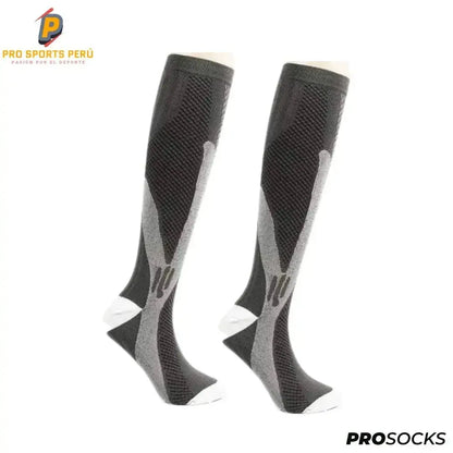 Par de medias de compresión largas color plomo oscuro con gris para entrenamiento en gimnasio y running.