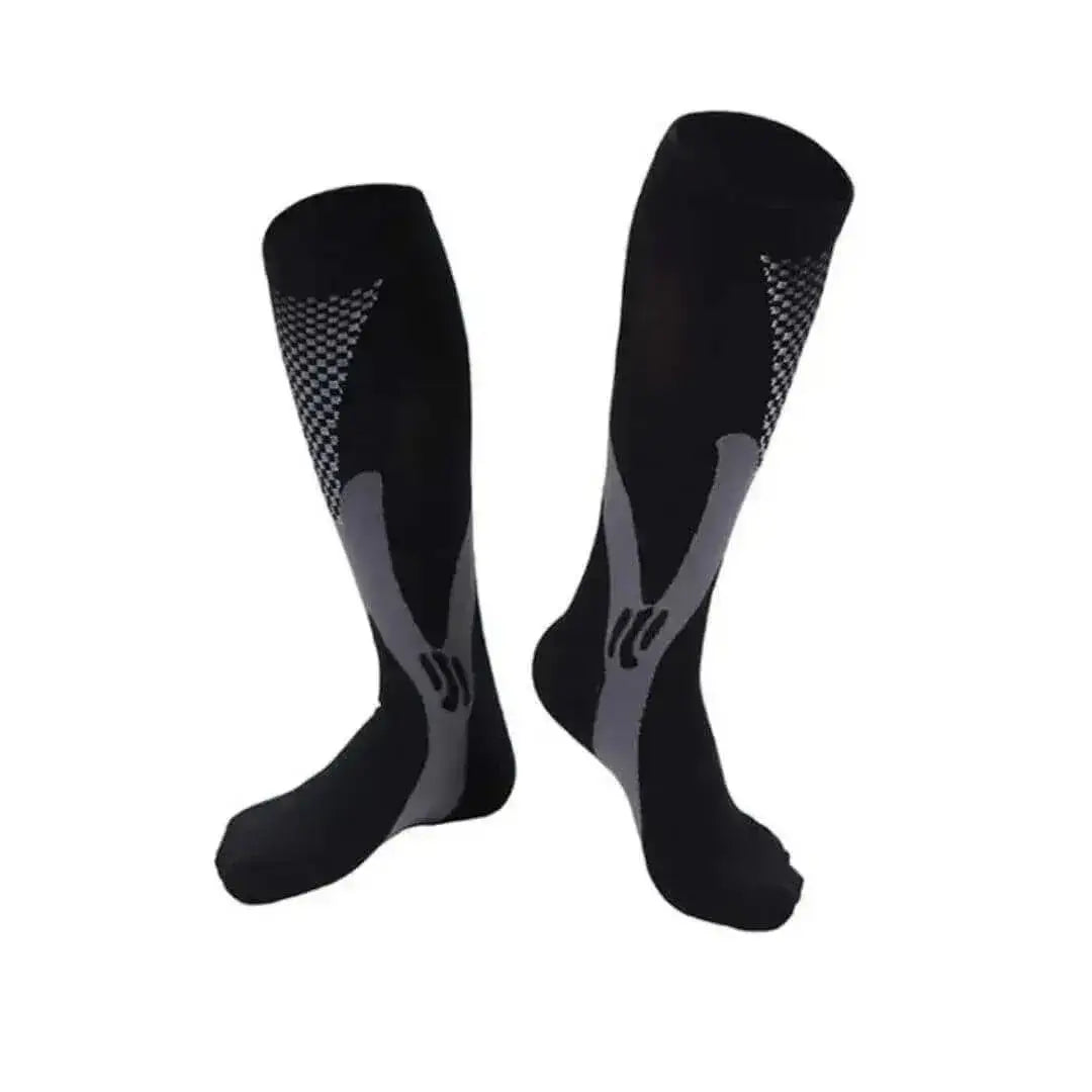 Par de medias de compresión deportivas color negro con gris diseñadas para la recuperación muscular y prevención de várices.