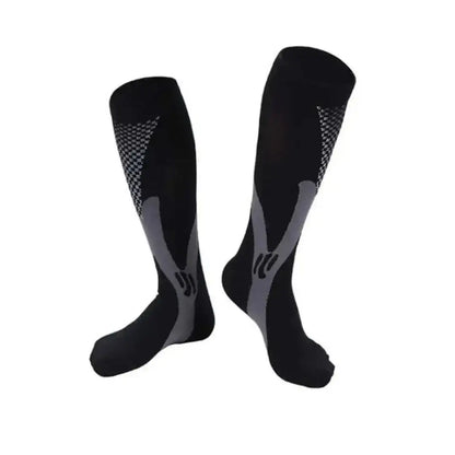 Par de medias de compresión deportivas color negro con gris diseñadas para la recuperación muscular y prevención de várices.