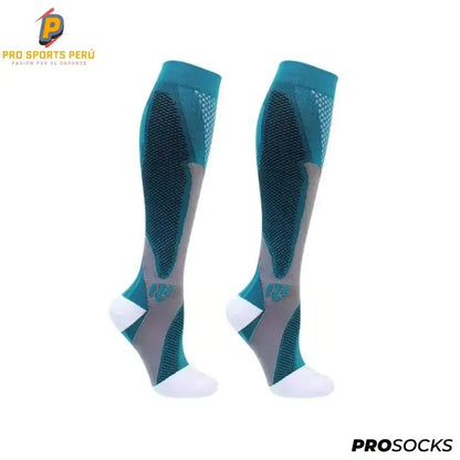 Par de medias de compresión graduada color turquesa o cian con detalles blancos marca ProSocks.