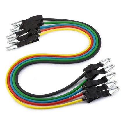 Detalle técnico de las ligas de resistencia destacando su fabricación en látex natural elástico, mangos ergonómicos y mosquetones metálicos reforzados.