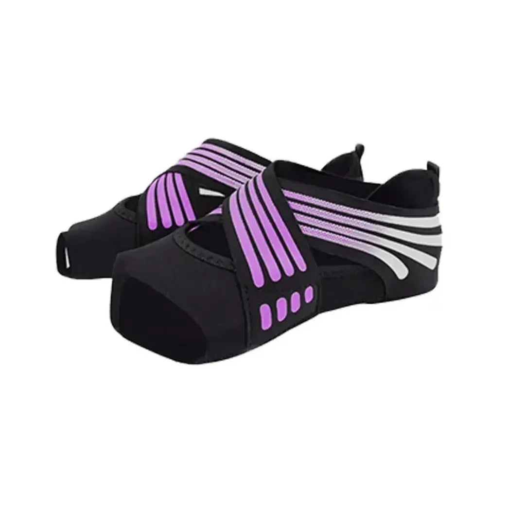 Calzado deportivo para pilates y yoga color negro con bandas elásticas en tono morado o púrpura.